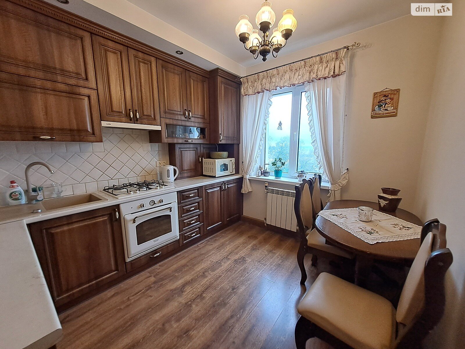 трехкомнатная квартира в Тернополе, район Аляска, на ул. Симоненко Василия 6 в аренду на долгий срок помесячно фото 1