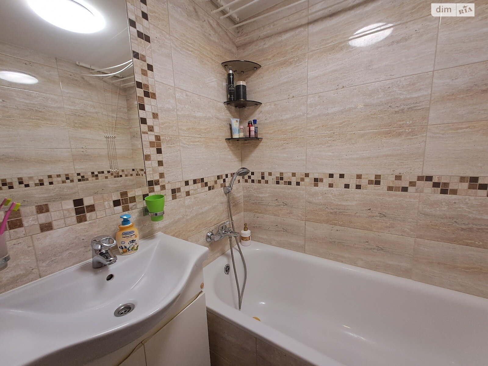 трехкомнатная квартира в Тернополе, район Аляска, на ул. Симоненко Василия 6 в аренду на долгий срок помесячно фото 1