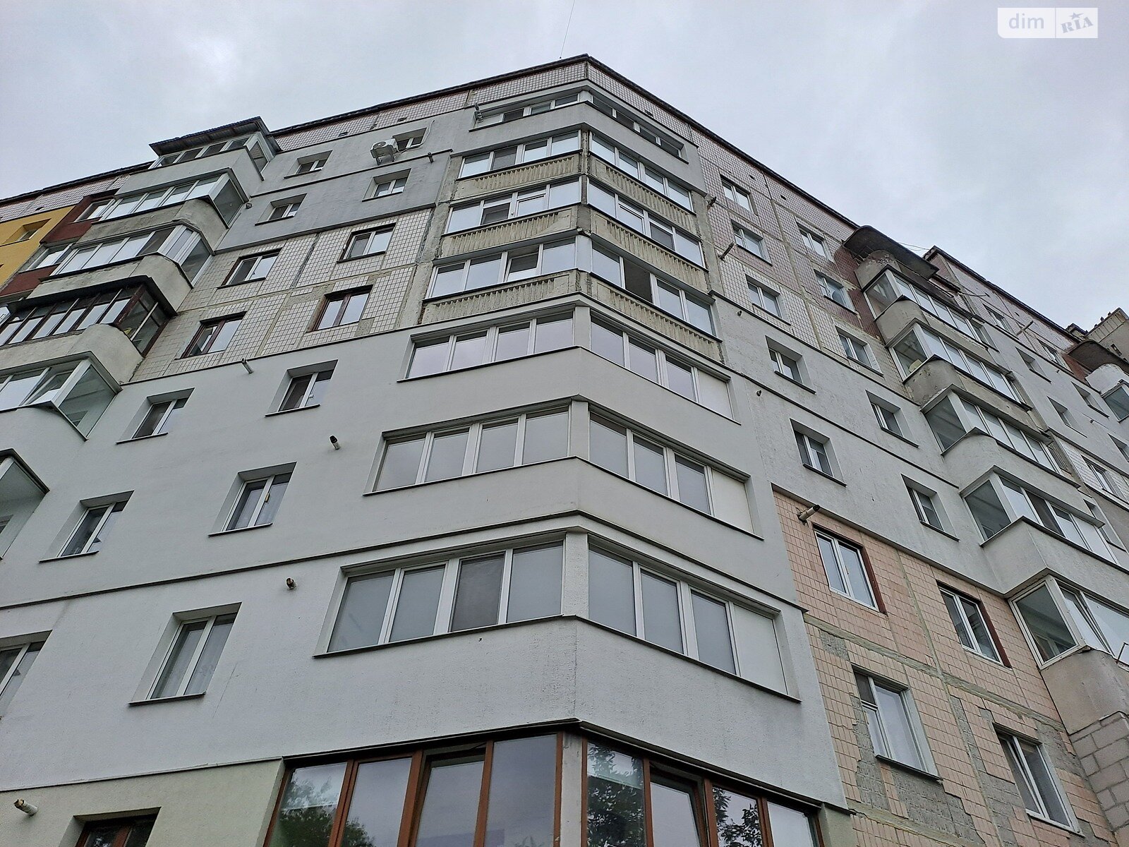 трехкомнатная квартира в Тернополе, район Аляска, на ул. Симоненко Василия 6 в аренду на долгий срок помесячно фото 1