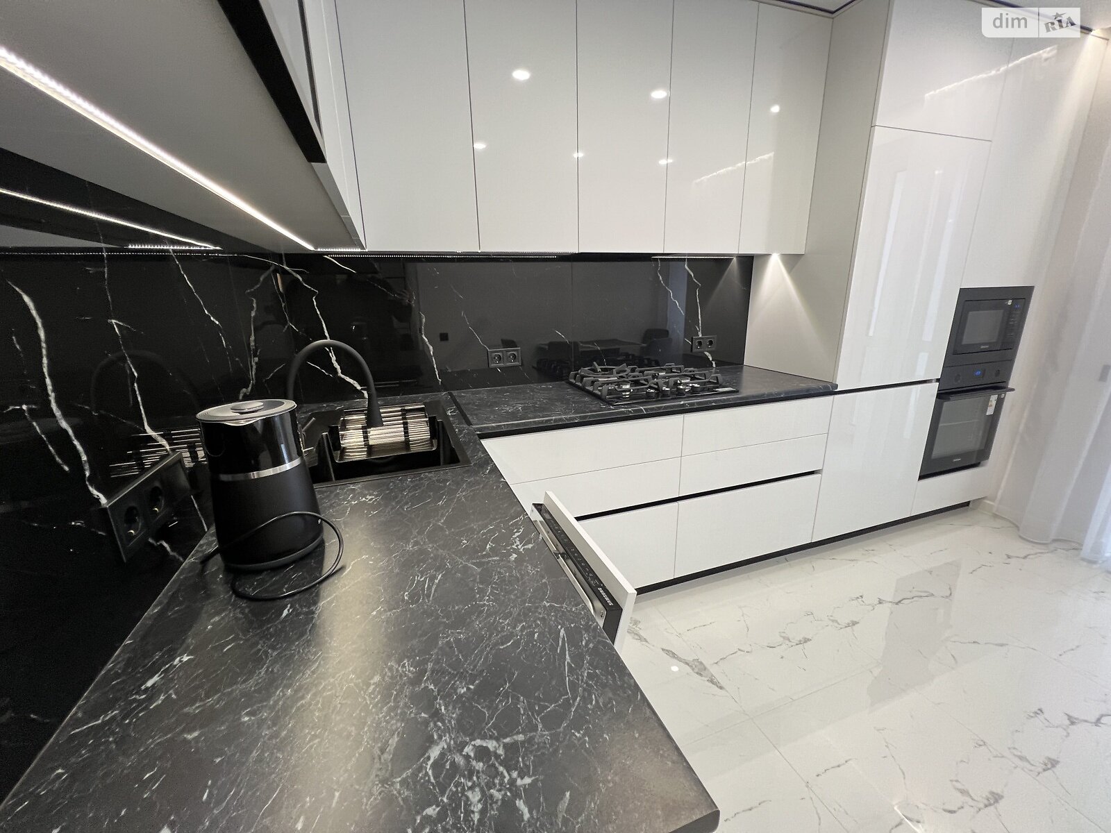 однокімнатна квартира з ремонтом в Тернополі, район Молодіжний, на вул. Генерала Мирона Тарнавського в довготривалу оренду помісячно фото 1 однокімнатна квартира з ремонтом в Тернополі, район Молодіжний, на вул. Генерала Мирона Тарнавського в довготривалу оренду помісячно фото 1