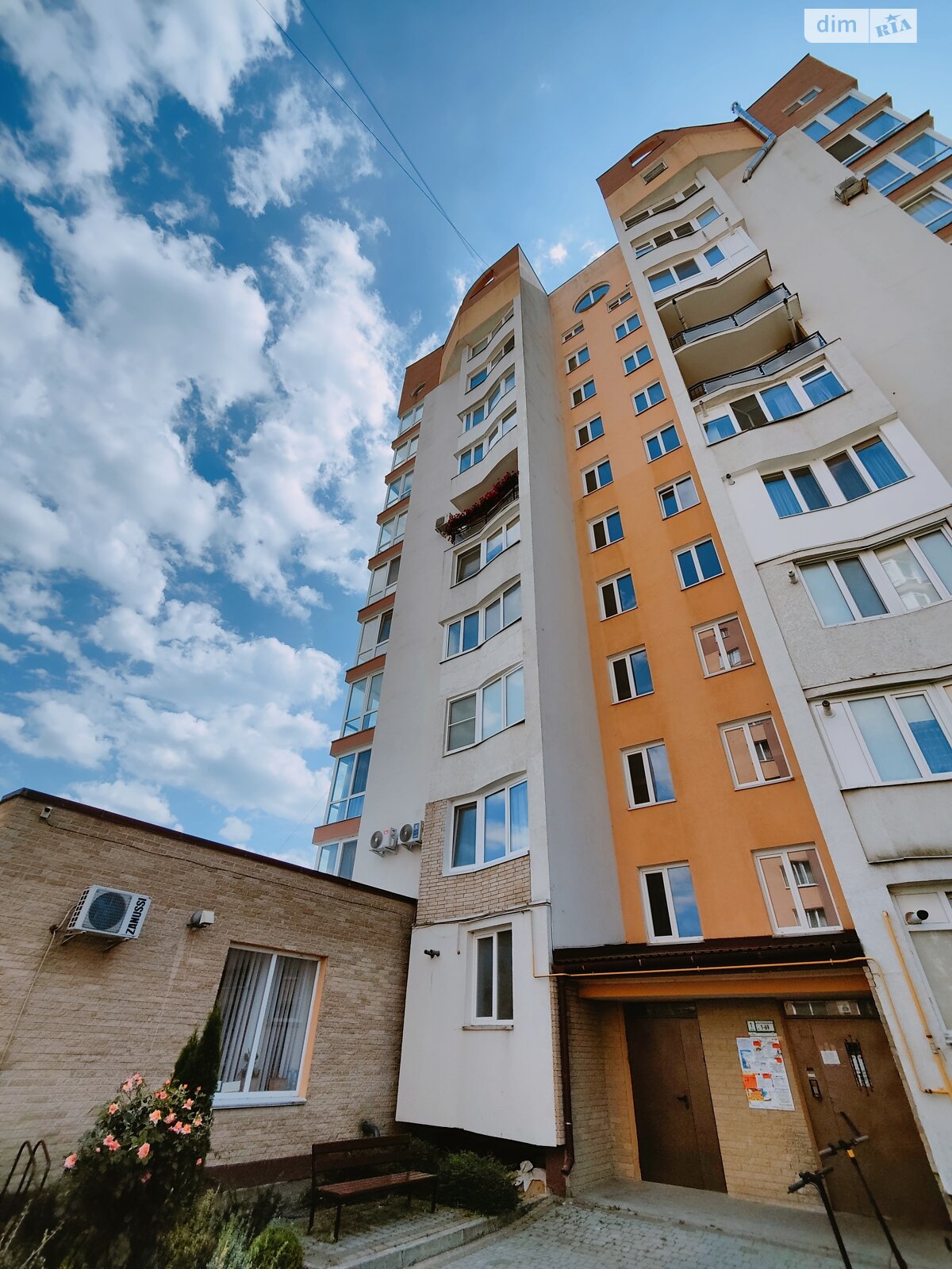 трехкомнатная квартира с мебелью в Тернополе, район Оболоня, на ул. Белогорская в аренду на долгий срок помесячно фото 1