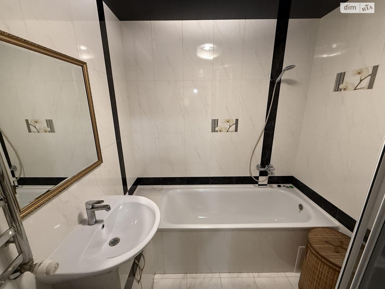 трехкомнатная квартира в Тернополе, район Старый парк, на ул. Квитки Цисык 60 в аренду на долгий срок помесячно фото 1 трехкомнатная квартира в Тернополе, район Старый парк, на ул. Квитки Цисык 60 в аренду на долгий срок помесячно фото 1