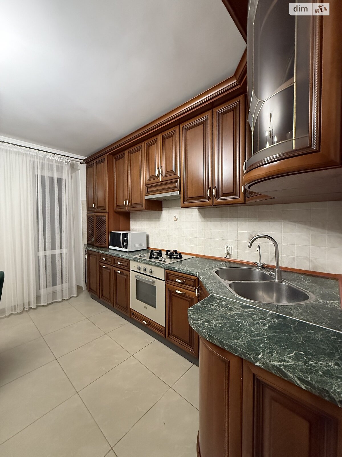 трехкомнатная квартира в Тернополе, район Старый парк, на ул. Квитки Цисык 60 в аренду на долгий срок помесячно фото 1 трехкомнатная квартира в Тернополе, район Старый парк, на ул. Квитки Цисык 60 в аренду на долгий срок помесячно фото 1