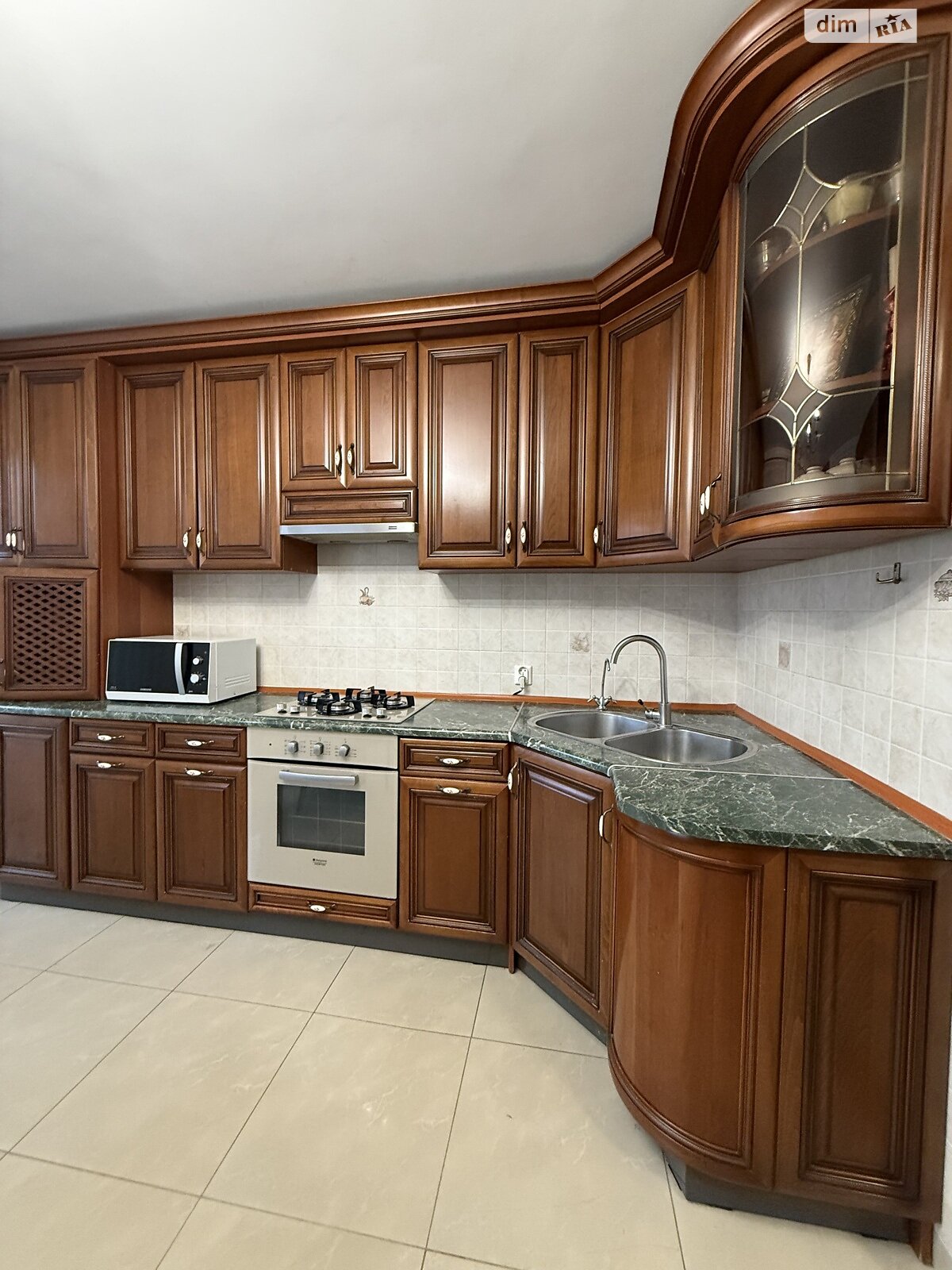 трехкомнатная квартира в Тернополе, район Старый парк, на ул. Квитки Цисык 60 в аренду на долгий срок помесячно фото 1 трехкомнатная квартира в Тернополе, район Старый парк, на ул. Квитки Цисык 60 в аренду на долгий срок помесячно фото 1