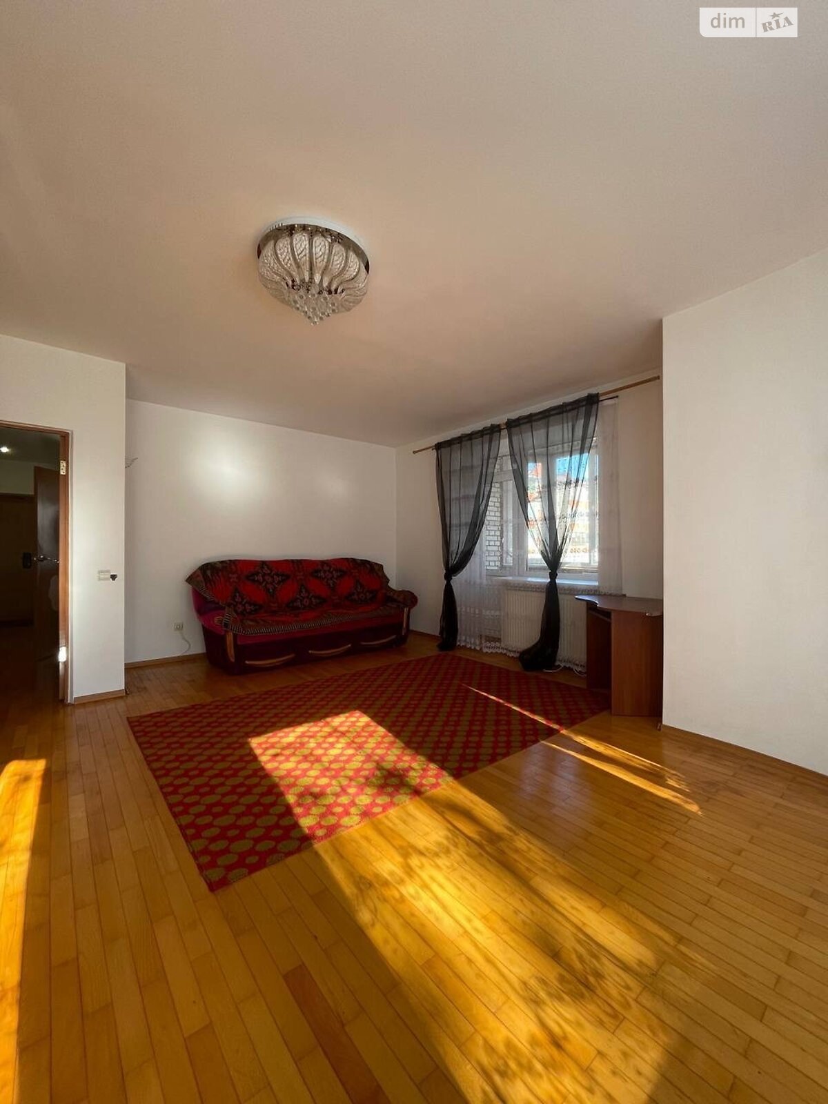 трехкомнатная квартира в Тернополе, район Центр, на ул. Черновецкая в аренду на долгий срок помесячно фото 1 трехкомнатная квартира в Тернополе, район Центр, на ул. Черновецкая в аренду на долгий срок помесячно фото 1