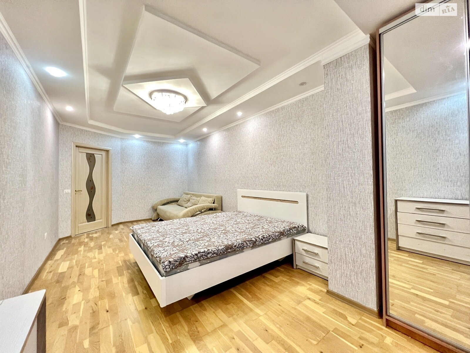 двухкомнатная квартира в Тернополе, район Центр, на ул. Хмельницкого Богдана в аренду на долгий срок помесячно фото 1