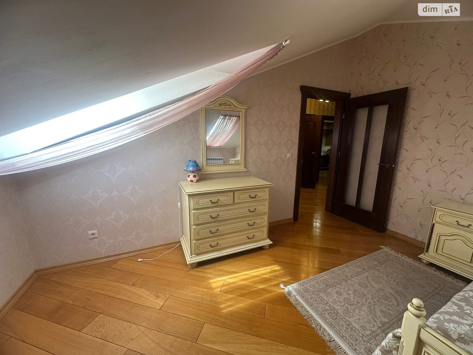 четырехкомнатная квартира в Ужгороде, район Компотный, на ул. Вишневая в аренду на долгий срок помесячно фото 1 четырехкомнатная квартира в Ужгороде, район Компотный, на ул. Вишневая в аренду на долгий срок помесячно фото 1