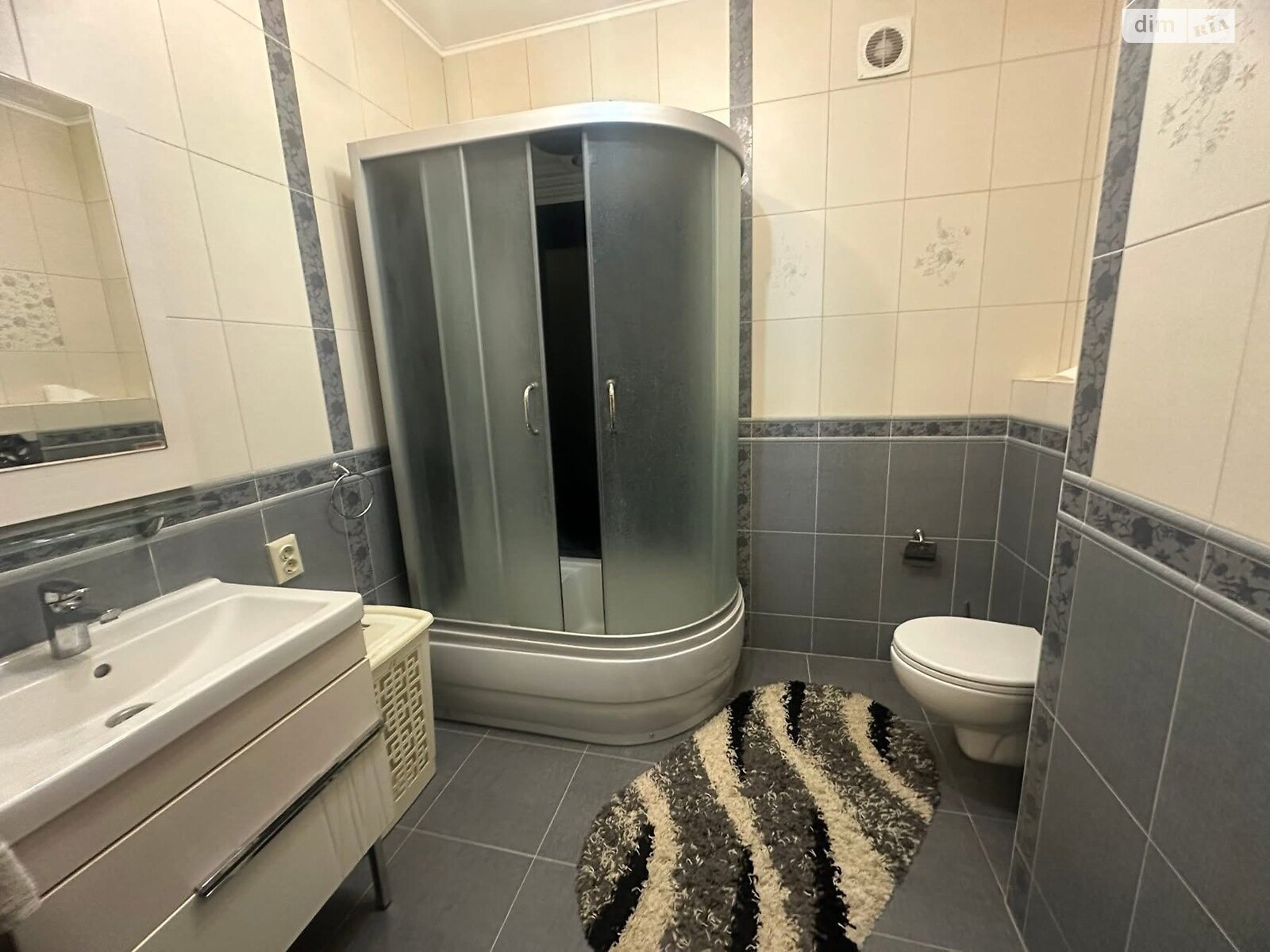 четырехкомнатная квартира в Ужгороде, район Компотный, на ул. Вишневая в аренду на долгий срок помесячно фото 1 четырехкомнатная квартира в Ужгороде, район Компотный, на ул. Вишневая в аренду на долгий срок помесячно фото 1