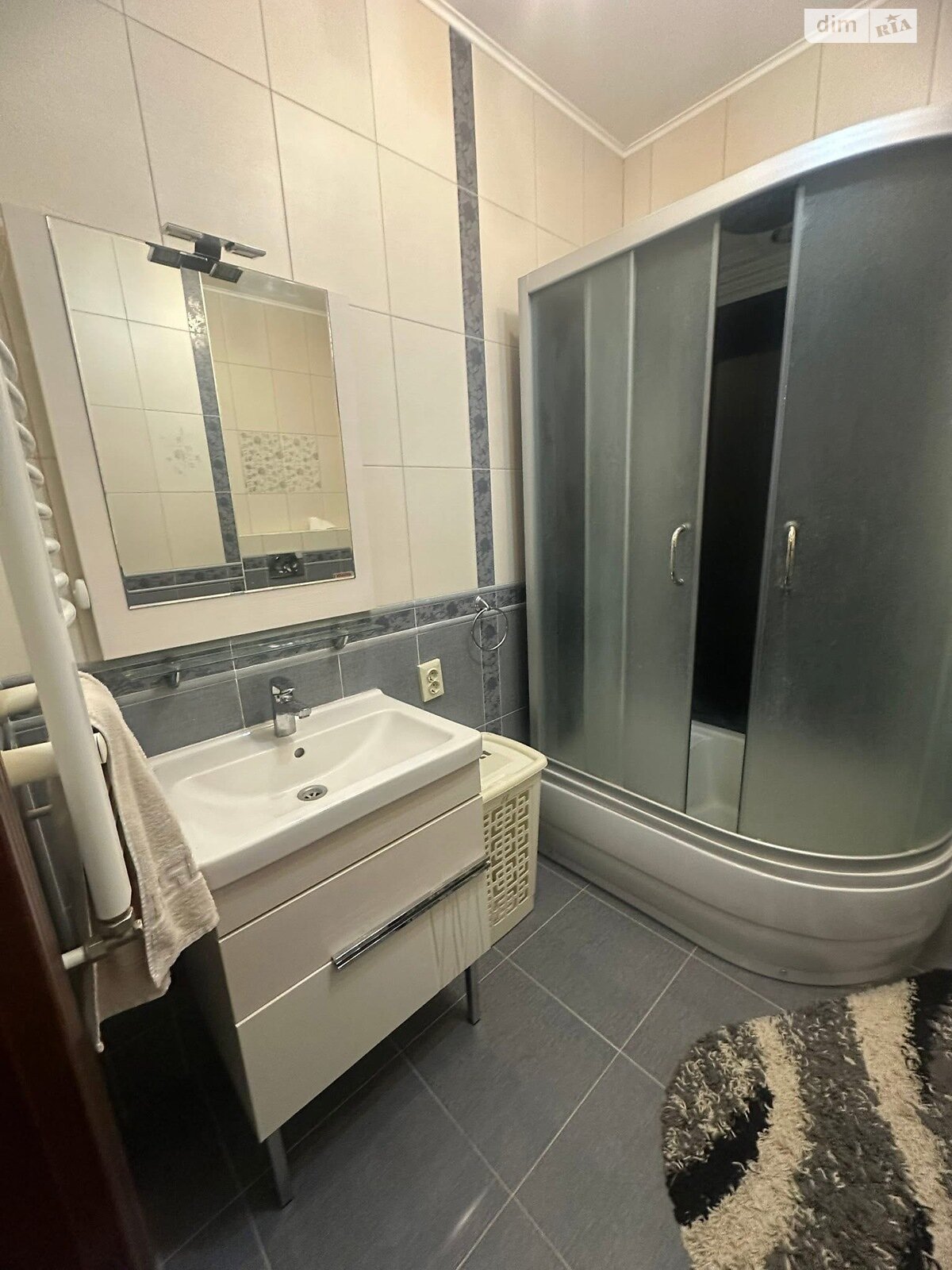 четырехкомнатная квартира в Ужгороде, район Компотный, на ул. Вишневая в аренду на долгий срок помесячно фото 1 четырехкомнатная квартира в Ужгороде, район Компотный, на ул. Вишневая в аренду на долгий срок помесячно фото 1