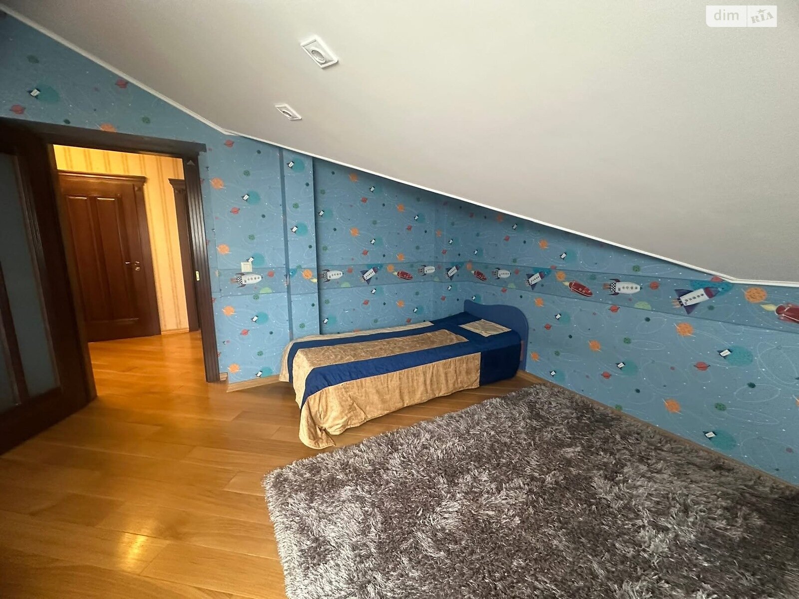 четырехкомнатная квартира в Ужгороде, район Компотный, на ул. Вишневая в аренду на долгий срок помесячно фото 1 четырехкомнатная квартира в Ужгороде, район Компотный, на ул. Вишневая в аренду на долгий срок помесячно фото 1