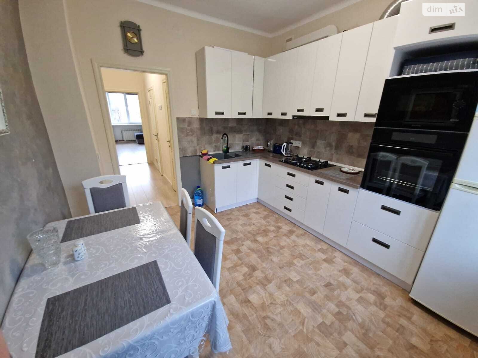 трехкомнатная квартира в Ужгороде, район Новый, на просп. Свободы 18 в аренду на долгий срок помесячно фото 1 трехкомнатная квартира в Ужгороде, район Новый, на просп. Свободы 18 в аренду на долгий срок помесячно фото 1