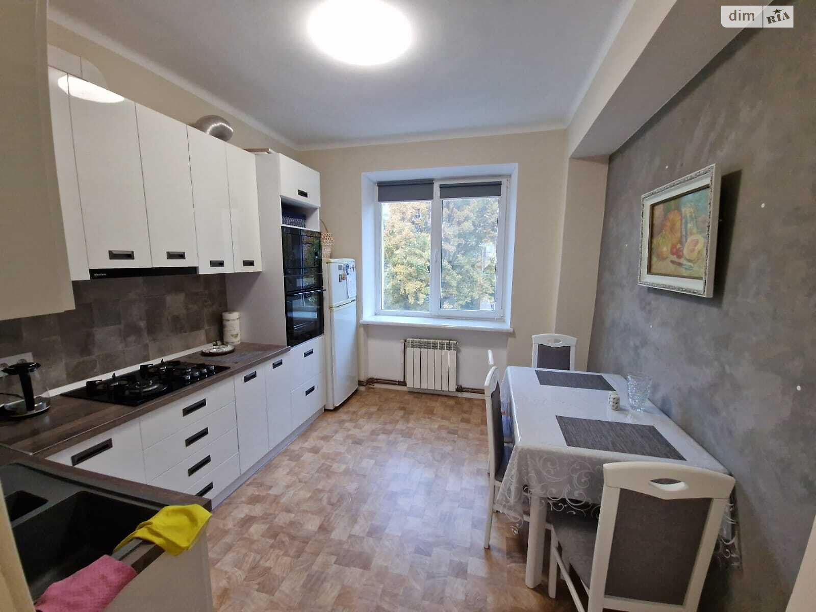 трехкомнатная квартира в Ужгороде, район Новый, на просп. Свободы 18 в аренду на долгий срок помесячно фото 1 трехкомнатная квартира в Ужгороде, район Новый, на просп. Свободы 18 в аренду на долгий срок помесячно фото 1