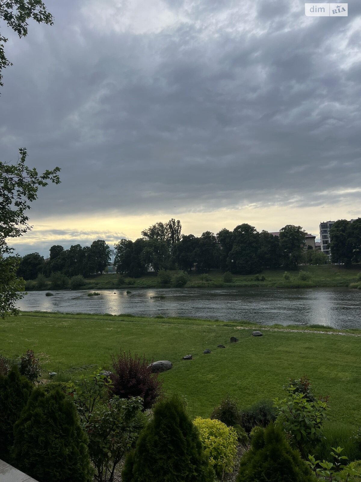 двухкомнатная квартира в Ужгороде, район Центр, на пл. Жупанатская 1 в аренду на долгий срок помесячно фото 1