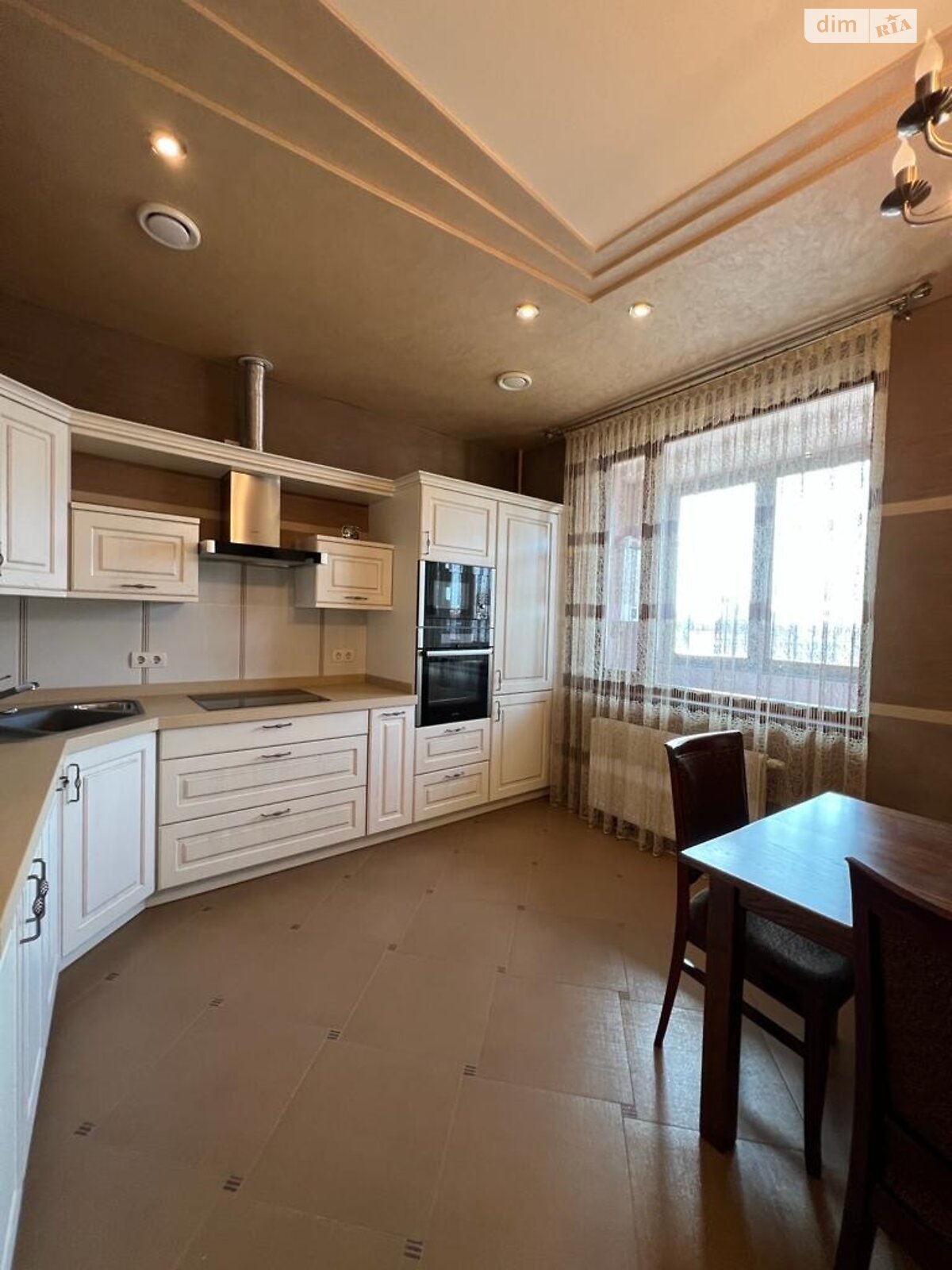 двухкомнатная квартира в Ужгороде, район Центр, на пл. Жупанатская 1 в аренду на долгий срок помесячно фото 1