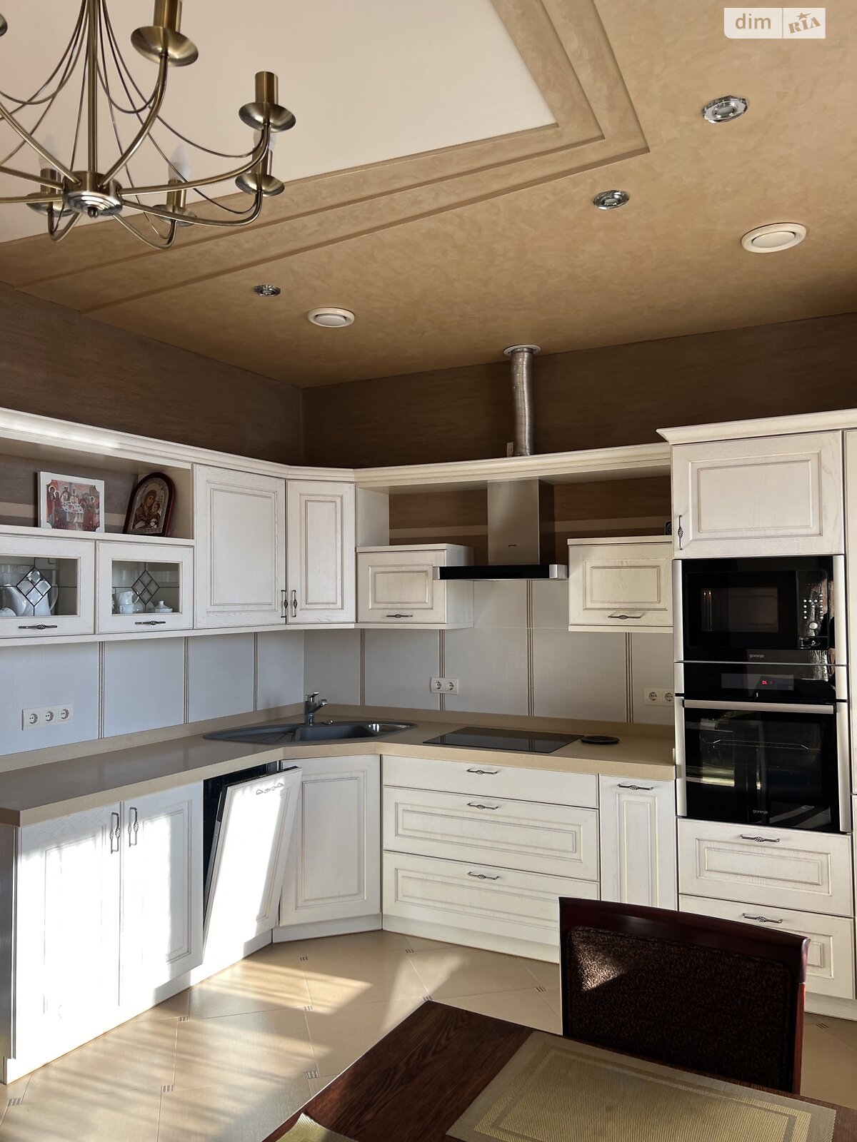 двухкомнатная квартира в Ужгороде, район Центр, на пл. Жупанатская 1 в аренду на долгий срок помесячно фото 1