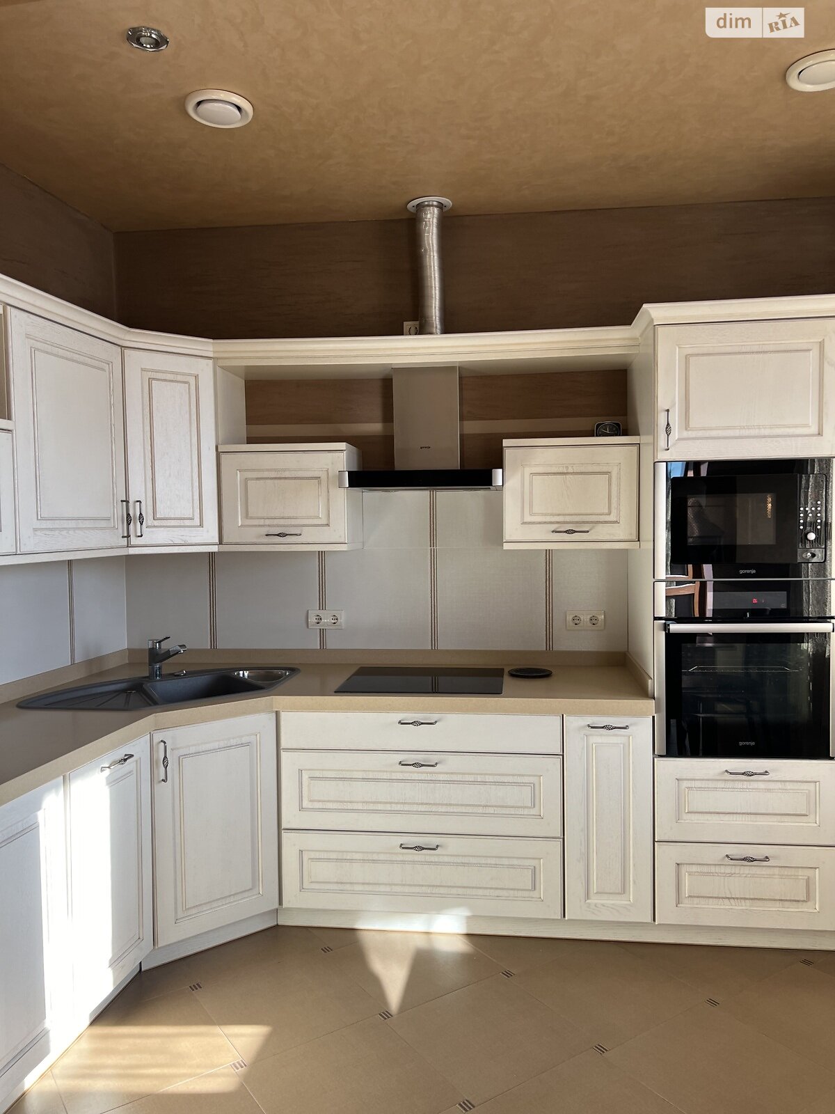 двухкомнатная квартира в Ужгороде, район Центр, на пл. Жупанатская 1 в аренду на долгий срок помесячно фото 1