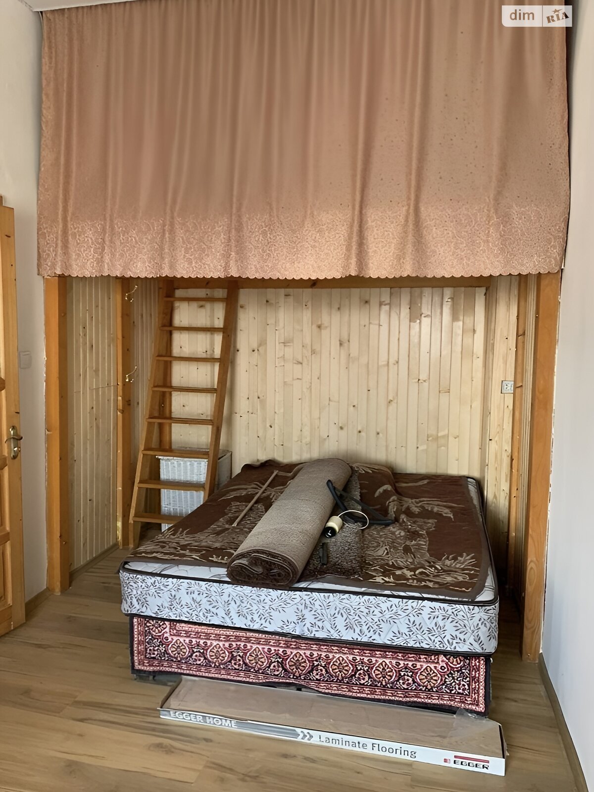 трехкомнатная квартира в Ужгороде, район Центр, на пл. Корятовича в аренду на долгий срок помесячно фото 1 трехкомнатная квартира в Ужгороде, район Центр, на пл. Корятовича в аренду на долгий срок помесячно фото 1