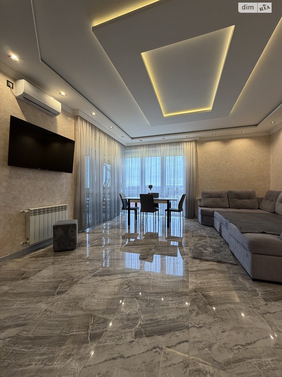 трехкомнатная квартира в Ужгороде, район Центр, на просп. Свободы 30Б в аренду на долгий срок помесячно фото 1