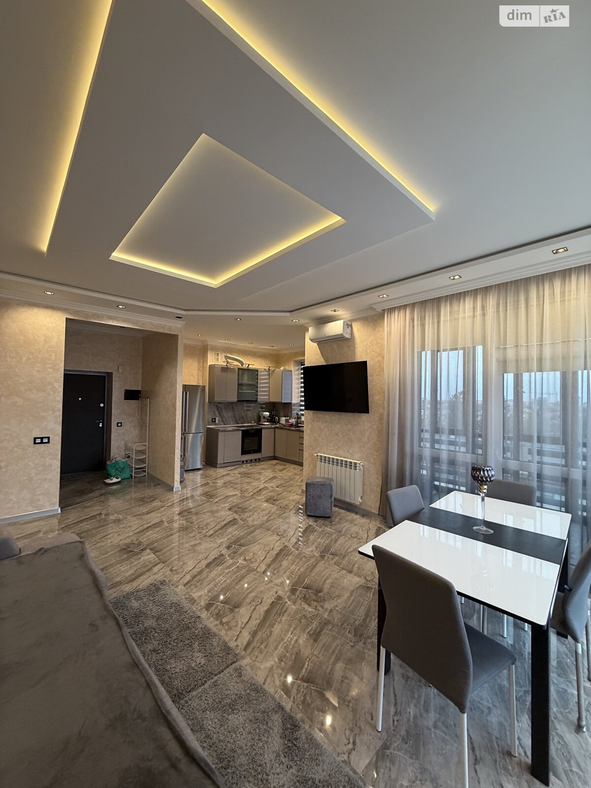 трехкомнатная квартира в Ужгороде, район Центр, на просп. Свободы 30Б в аренду на долгий срок помесячно фото 1