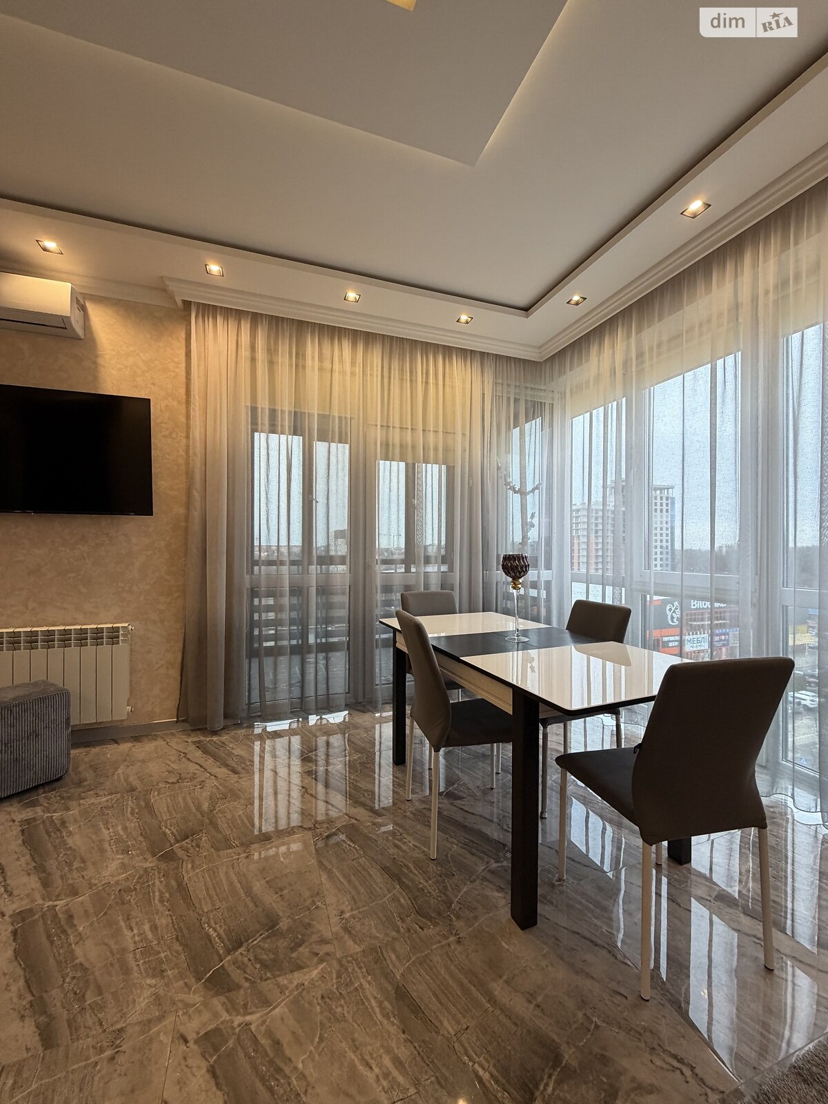 трехкомнатная квартира в Ужгороде, район Центр, на просп. Свободы 30Б в аренду на долгий срок помесячно фото 1