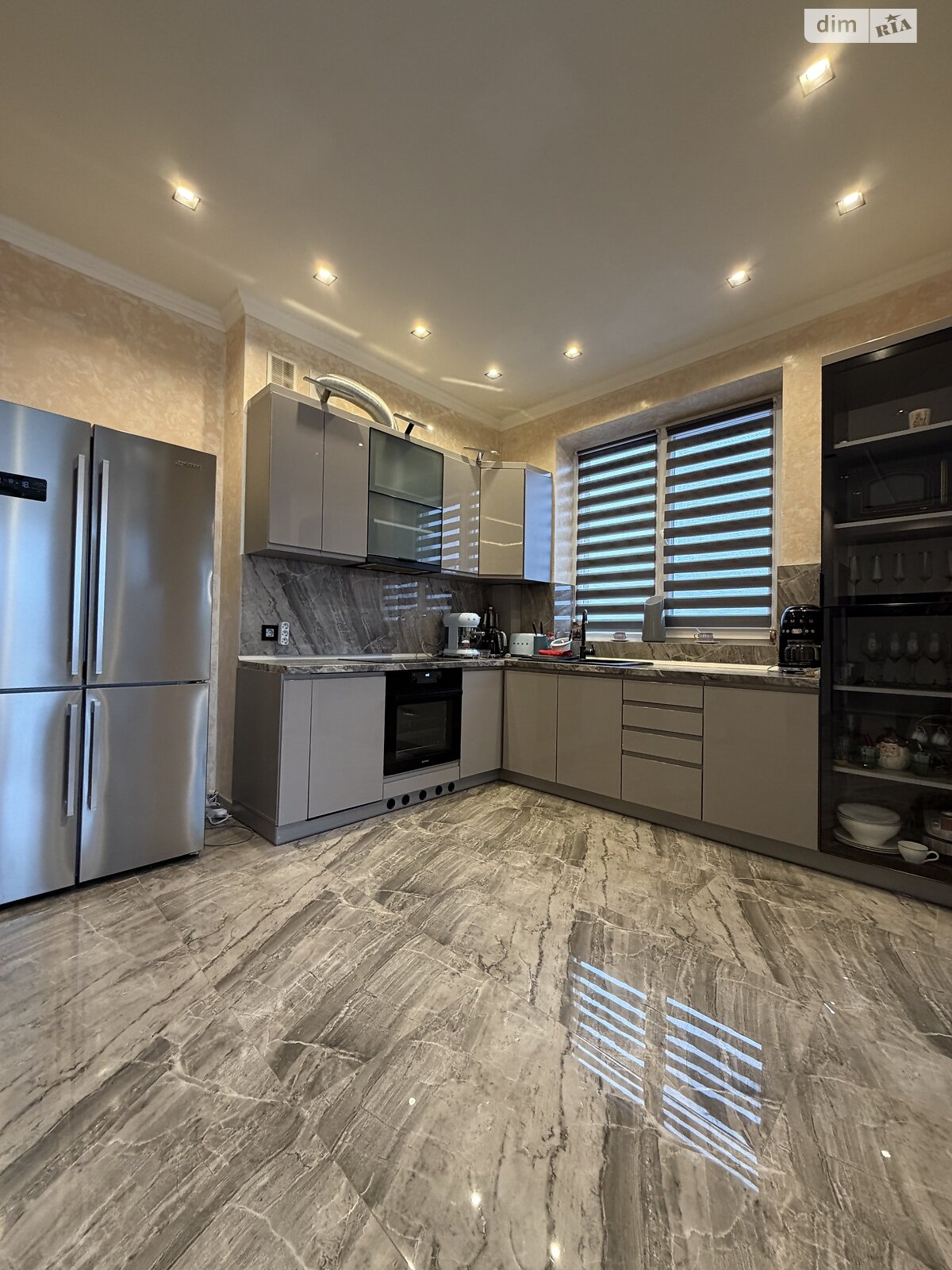 трехкомнатная квартира в Ужгороде, район Центр, на просп. Свободы 30Б в аренду на долгий срок помесячно фото 1