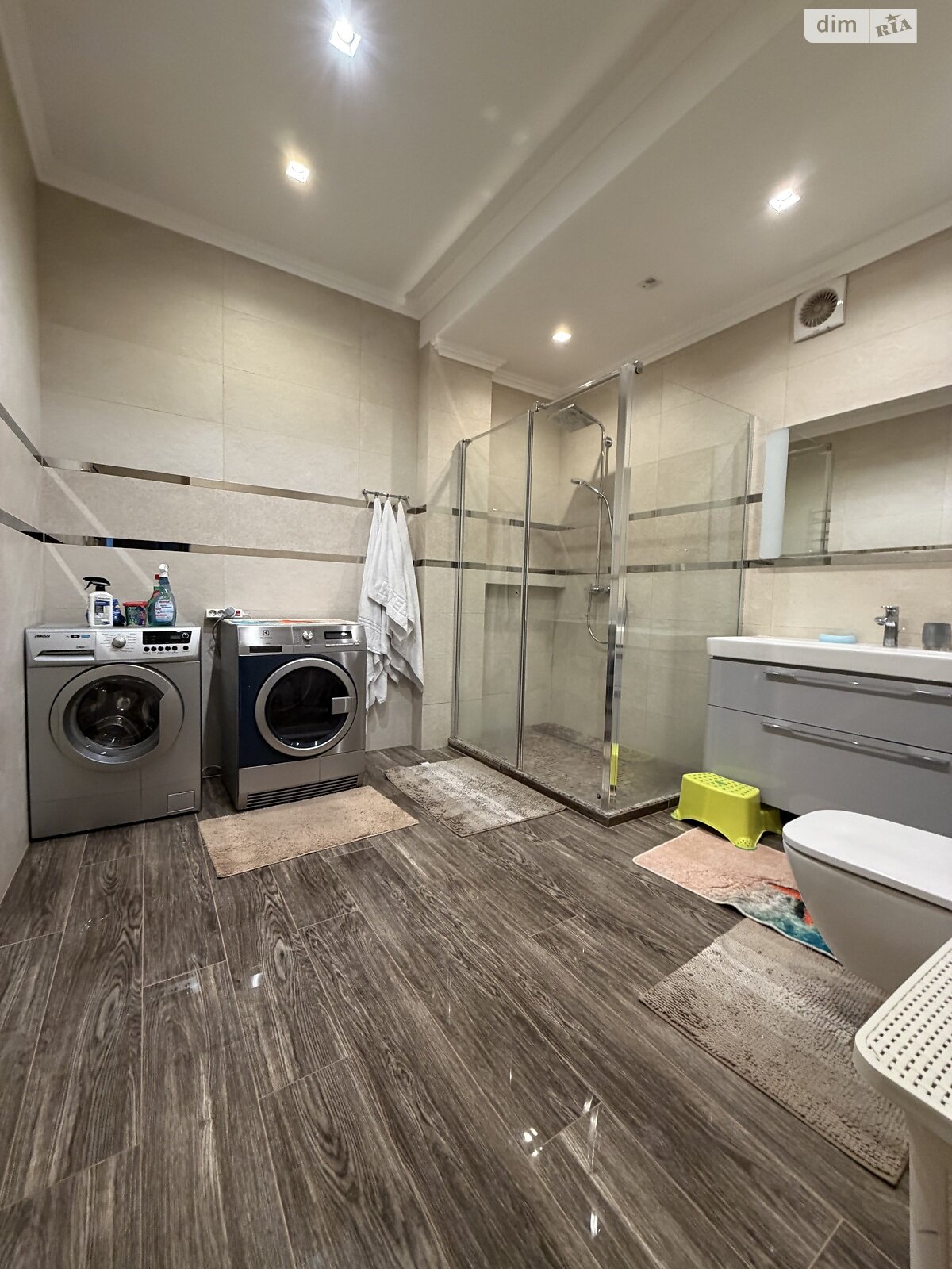 трехкомнатная квартира в Ужгороде, район Центр, на просп. Свободы 30Б в аренду на долгий срок помесячно фото 1