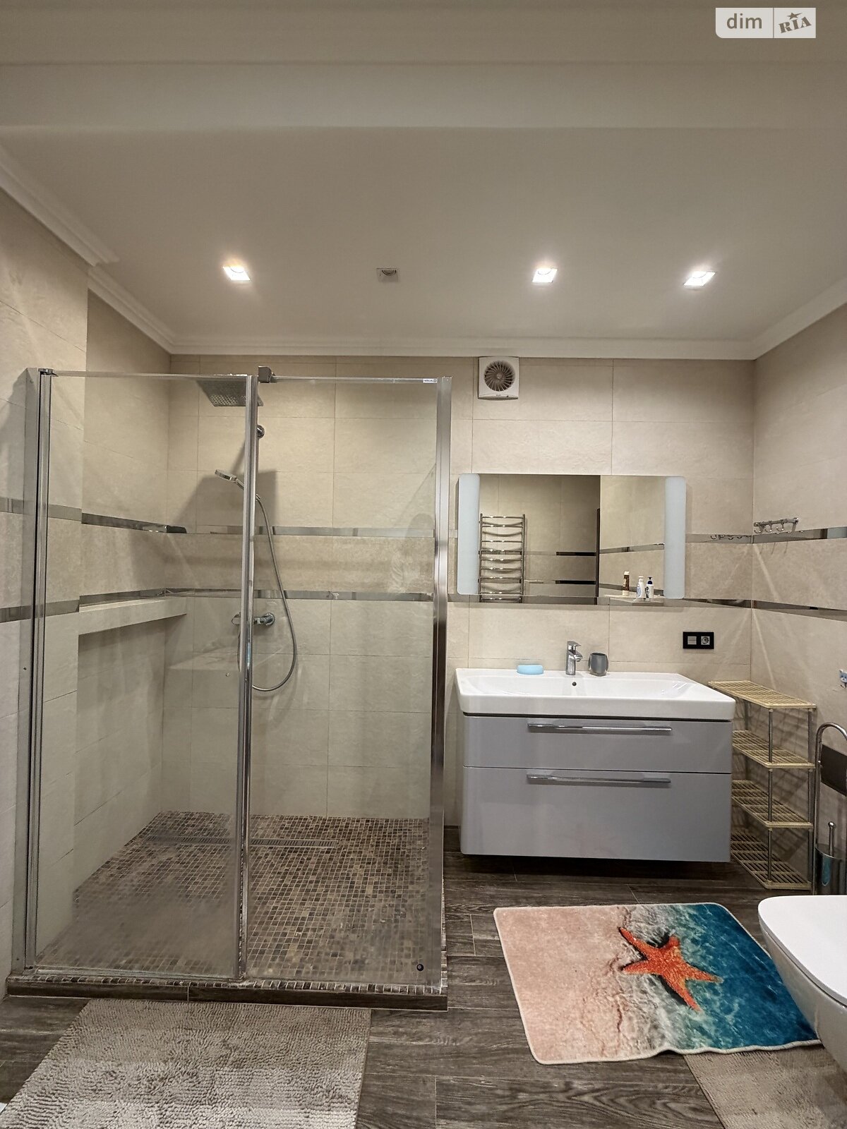 трехкомнатная квартира в Ужгороде, район Центр, на просп. Свободы 30Б в аренду на долгий срок помесячно фото 1