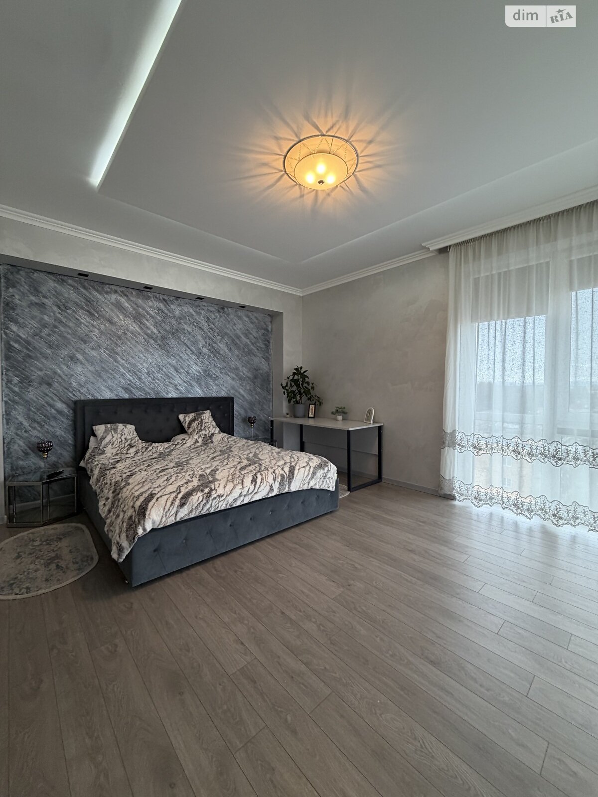 трехкомнатная квартира в Ужгороде, район Центр, на просп. Свободы 30Б в аренду на долгий срок помесячно фото 1