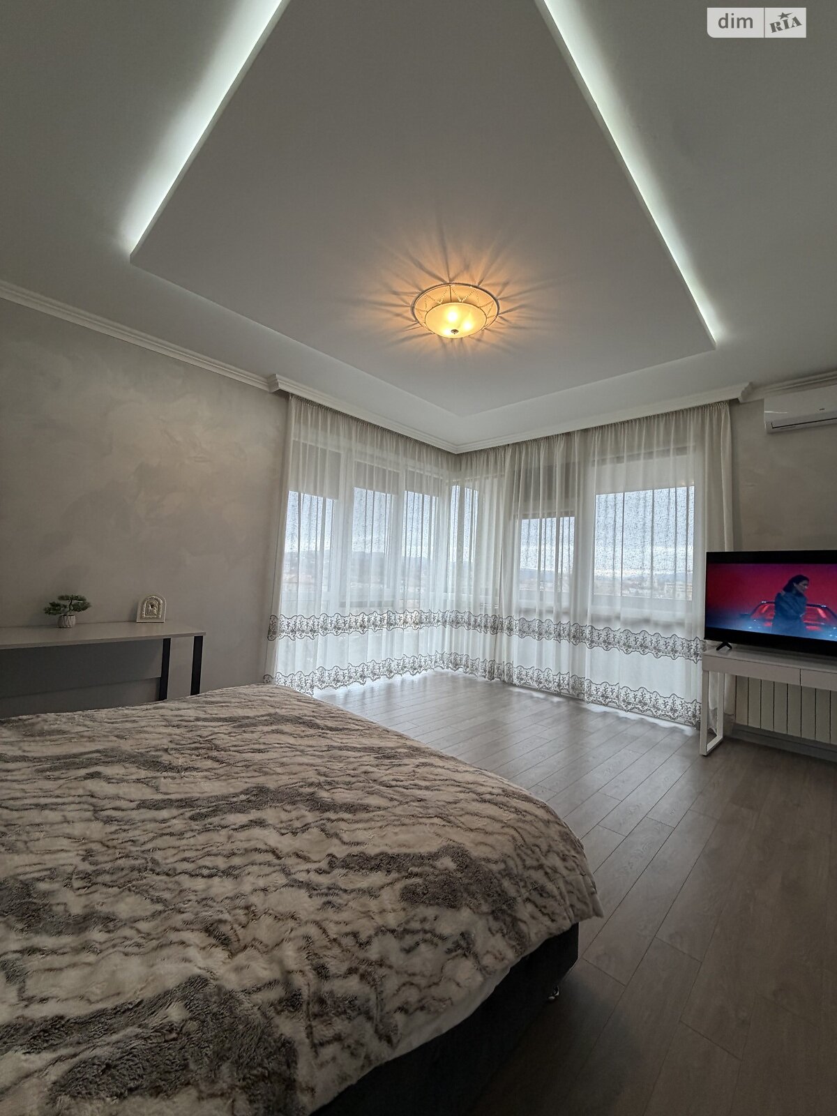 трехкомнатная квартира в Ужгороде, район Центр, на просп. Свободы 30Б в аренду на долгий срок помесячно фото 1