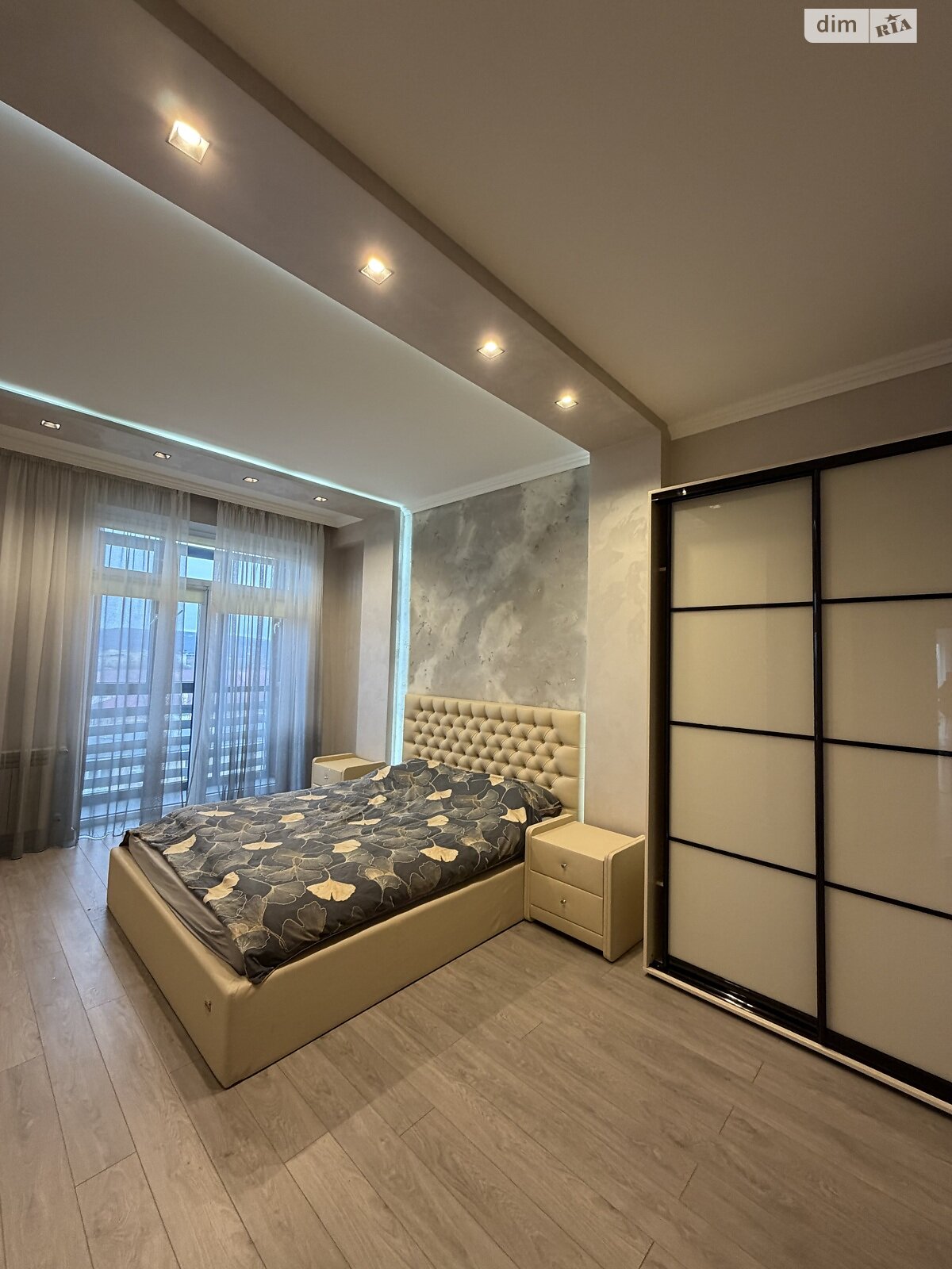 трехкомнатная квартира в Ужгороде, район Центр, на просп. Свободы 30Б в аренду на долгий срок помесячно фото 1