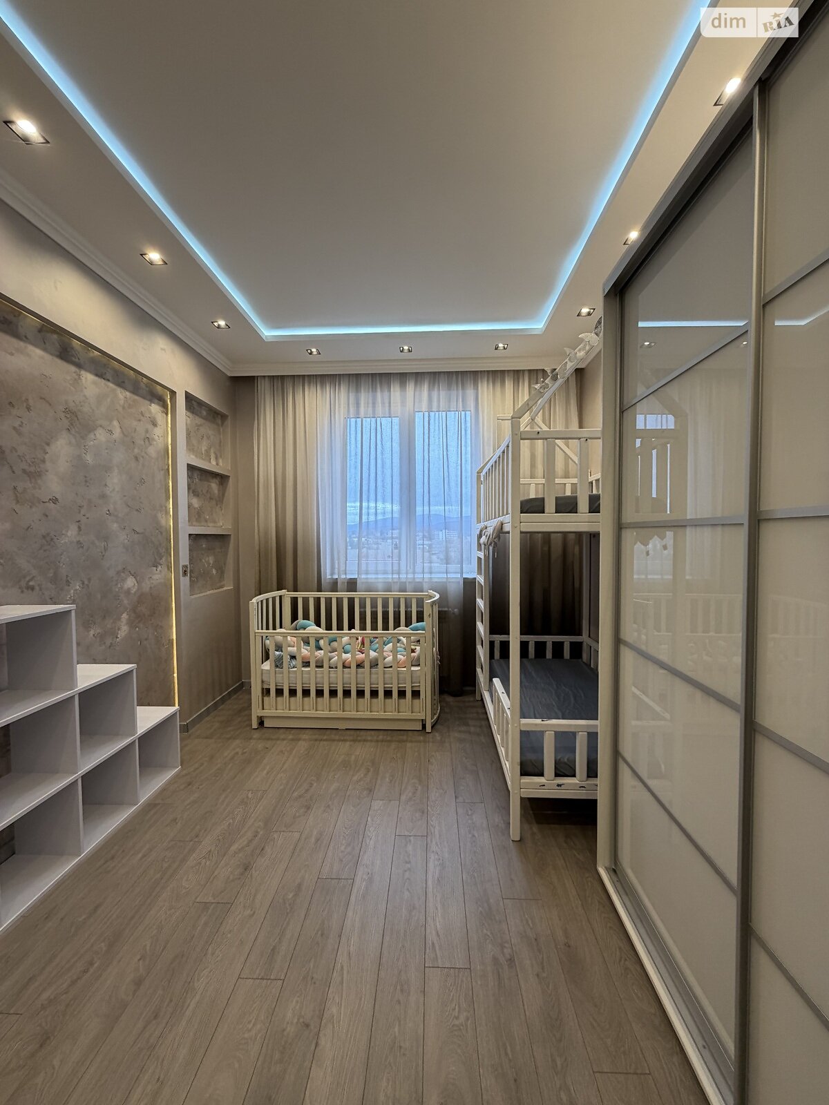 трехкомнатная квартира в Ужгороде, район Центр, на просп. Свободы 30Б в аренду на долгий срок помесячно фото 1