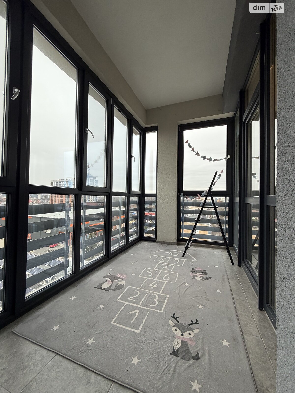 трехкомнатная квартира в Ужгороде, район Центр, на просп. Свободы 30Б в аренду на долгий срок помесячно фото 1