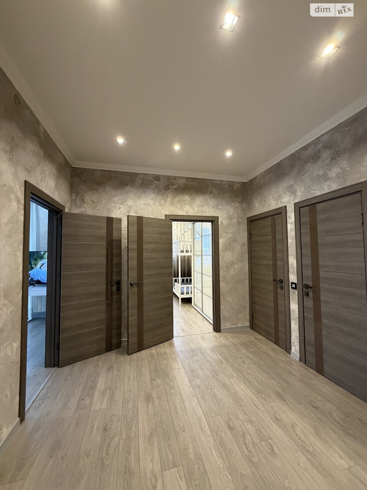 трехкомнатная квартира в Ужгороде, район Центр, на просп. Свободы 30Б в аренду на долгий срок помесячно фото 1