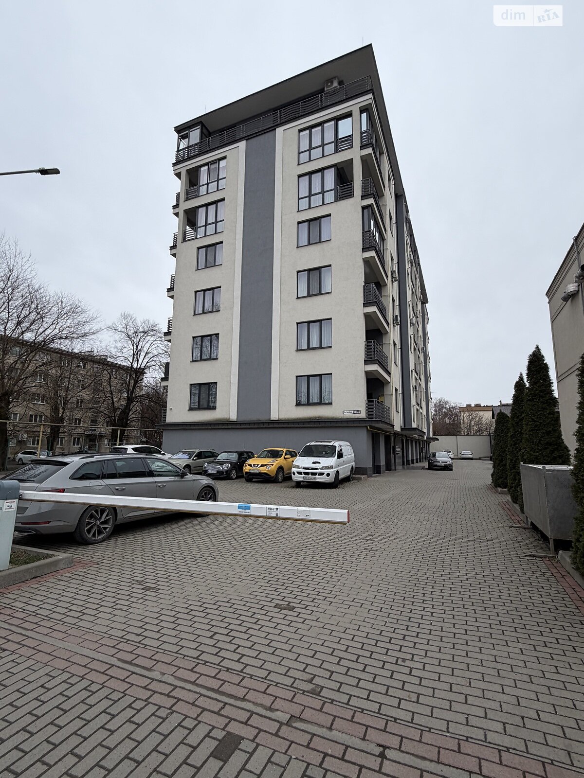 трехкомнатная квартира в Ужгороде, район Центр, на просп. Свободы 30Б в аренду на долгий срок помесячно фото 1