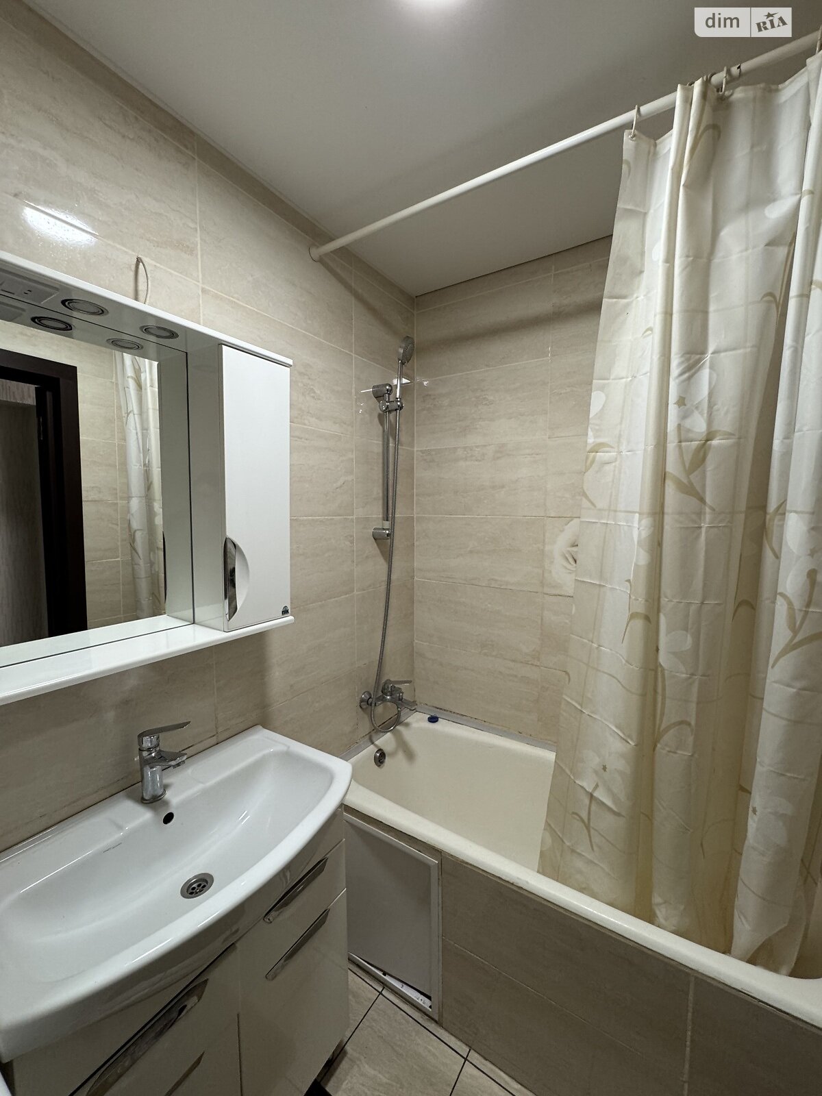 трикімнатна квартира в Вінниці, район Ближнє замостя, на вул. Героїв Нацгвардії в довготривалу оренду помісячно фото 1