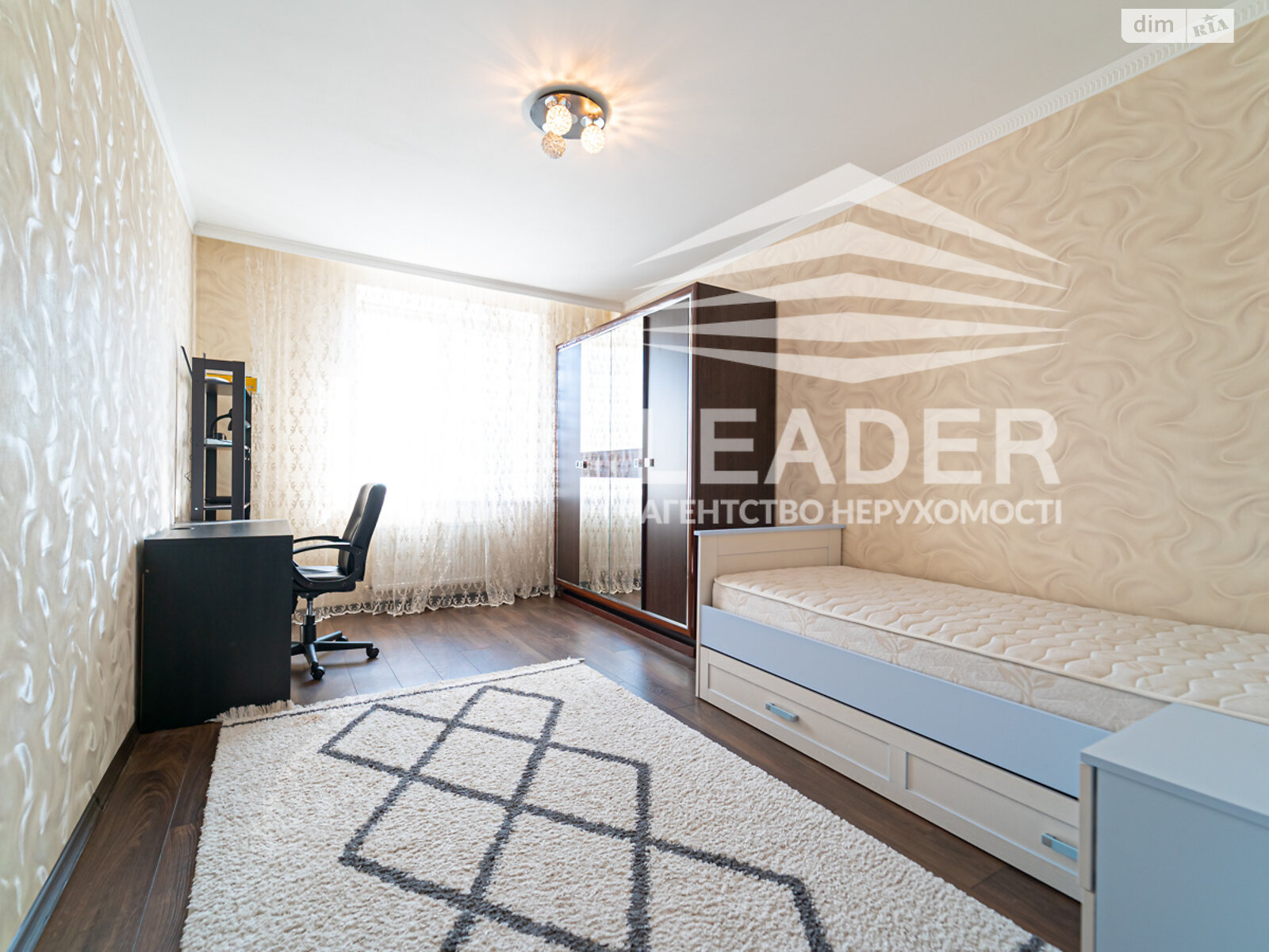 трехкомнатная квартира в Виннице, район Подолье, на ул. Зодчих в аренду на долгий срок помесячно фото 1