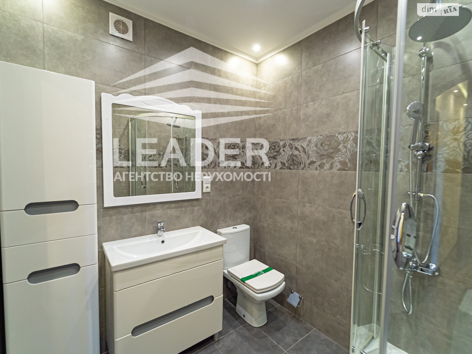 трехкомнатная квартира в Виннице, район Подолье, на ул. Зодчих в аренду на долгий срок помесячно фото 1