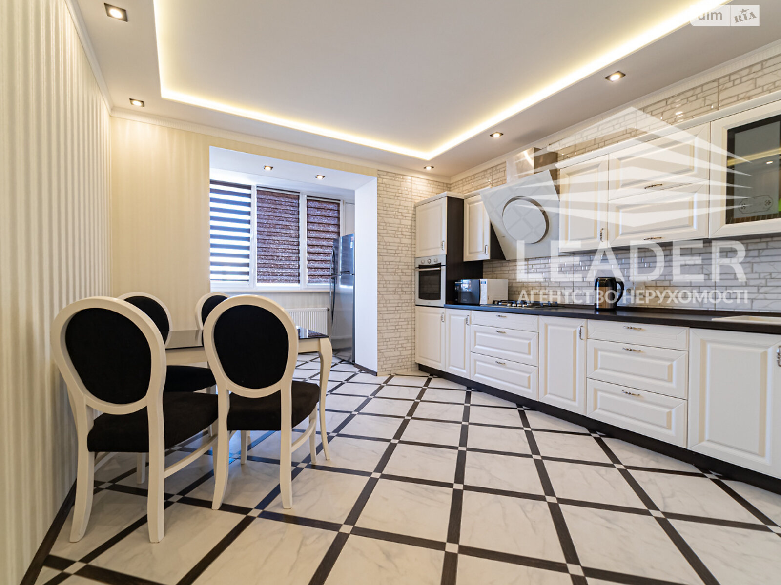 трехкомнатная квартира в Виннице, район Подолье, на ул. Зодчих в аренду на долгий срок помесячно фото 1