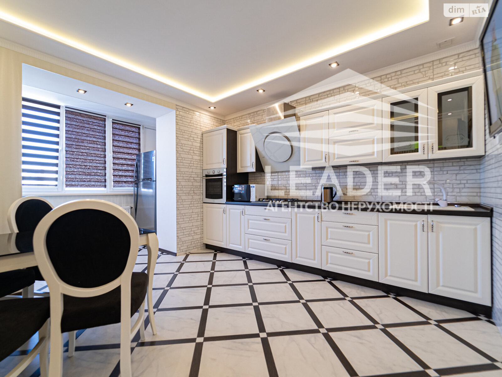 трехкомнатная квартира в Виннице, район Подолье, на ул. Зодчих в аренду на долгий срок помесячно фото 1