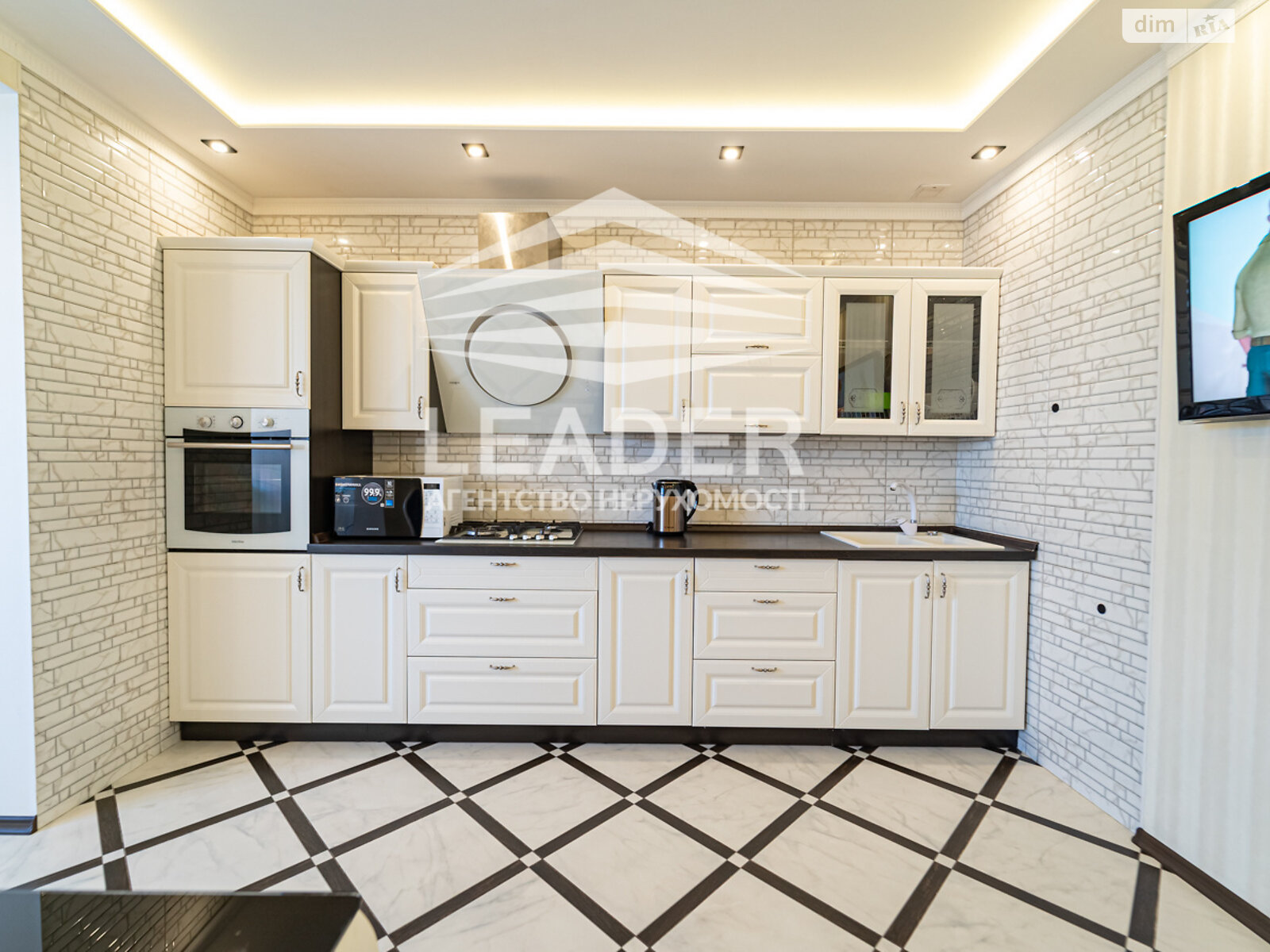 трехкомнатная квартира в Виннице, район Подолье, на ул. Зодчих в аренду на долгий срок помесячно фото 1