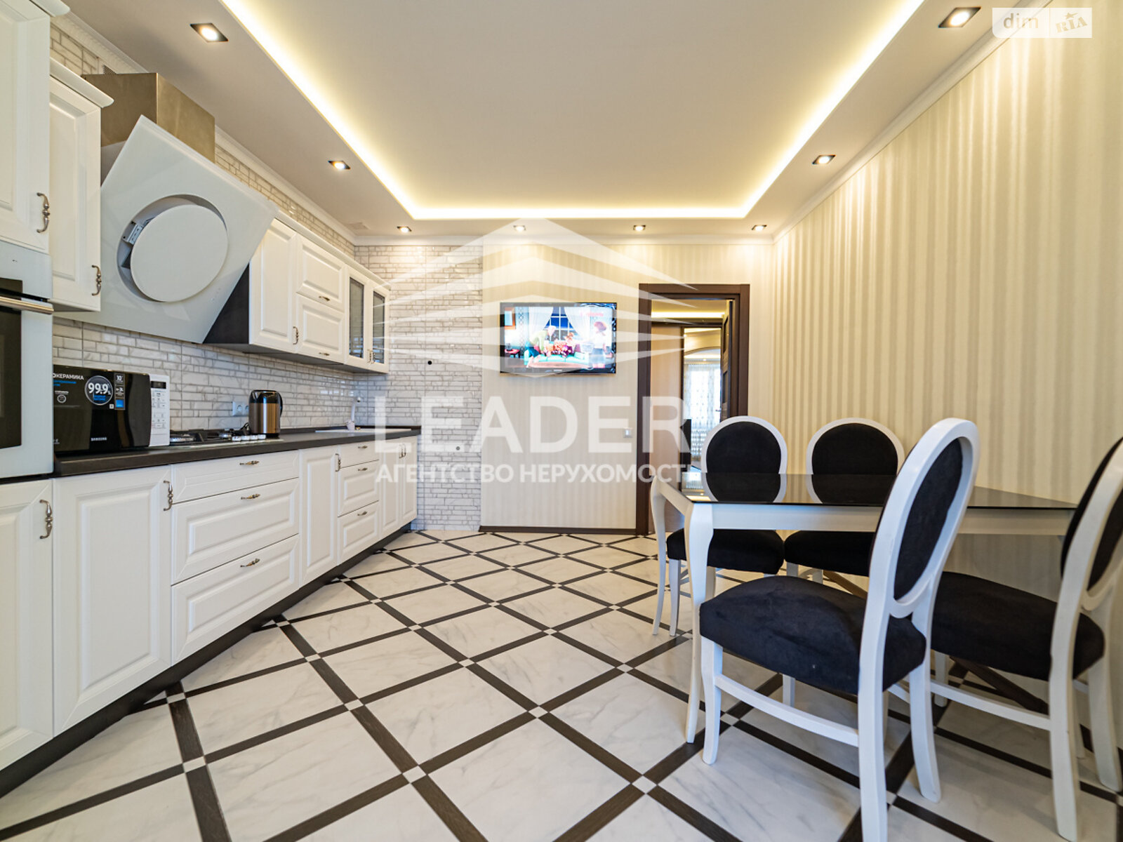 трехкомнатная квартира в Виннице, район Подолье, на ул. Зодчих в аренду на долгий срок помесячно фото 1