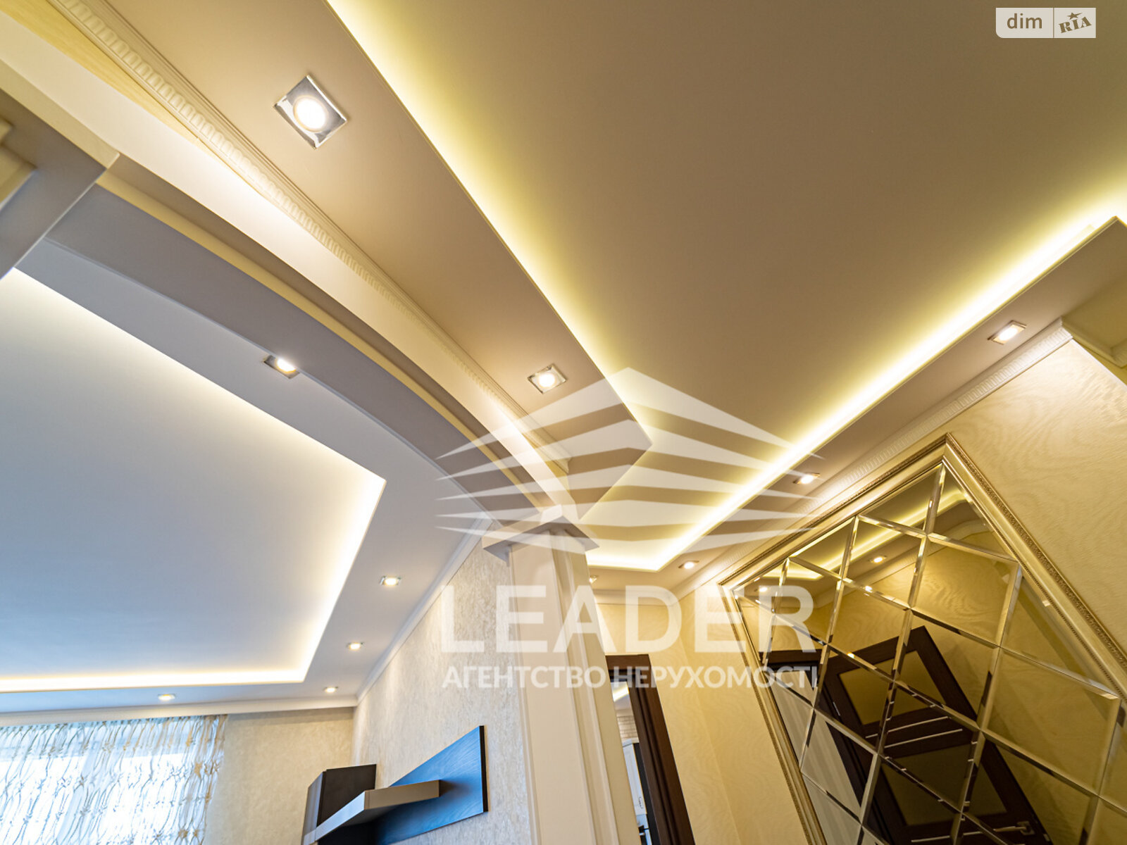 трехкомнатная квартира в Виннице, район Подолье, на ул. Зодчих в аренду на долгий срок помесячно фото 1