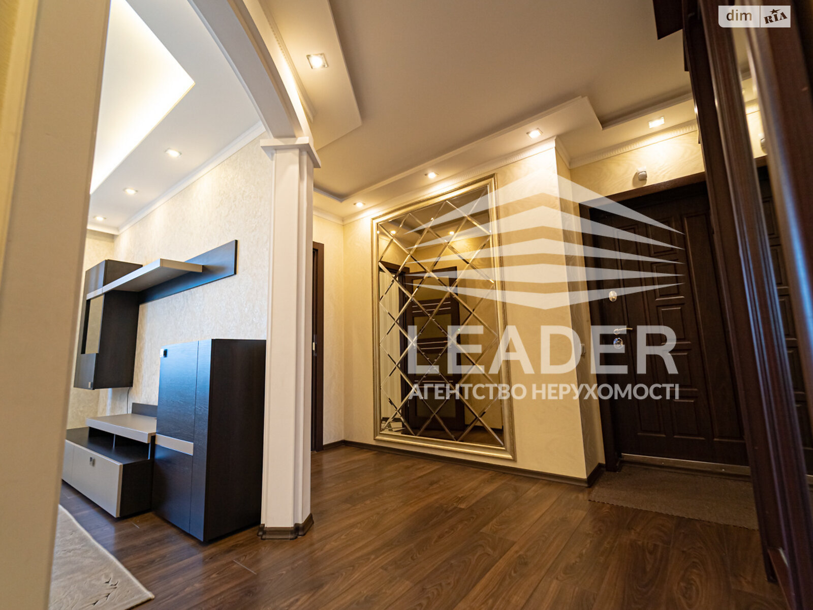 трехкомнатная квартира в Виннице, район Подолье, на ул. Зодчих в аренду на долгий срок помесячно фото 1