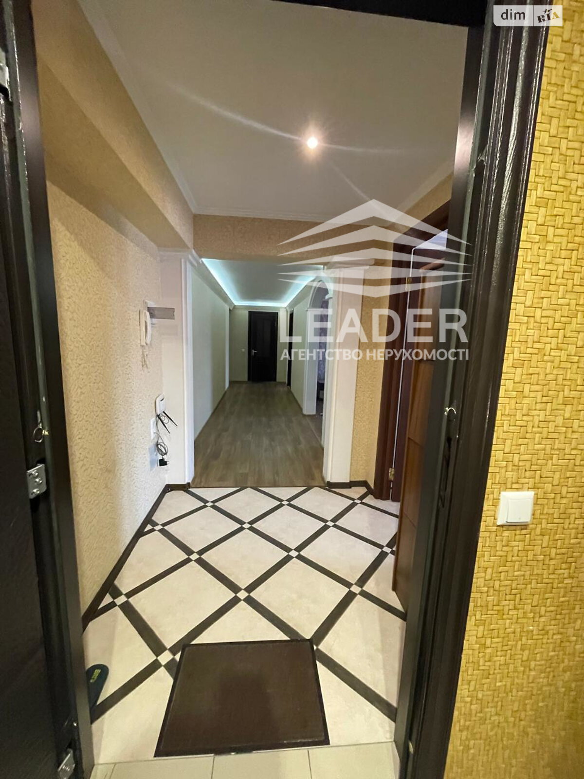 трикімнатна квартира в Вінниці, район Поділля, на вул. Зодчих в довготривалу оренду помісячно фото 1 трикімнатна квартира в Вінниці, район Поділля, на вул. Зодчих в довготривалу оренду помісячно фото 1