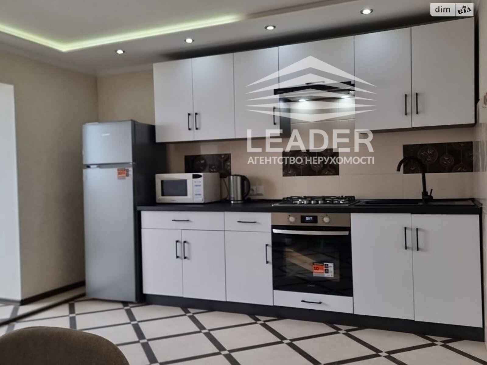 трикімнатна квартира в Вінниці, район Поділля, на вул. Зодчих в довготривалу оренду помісячно фото 1