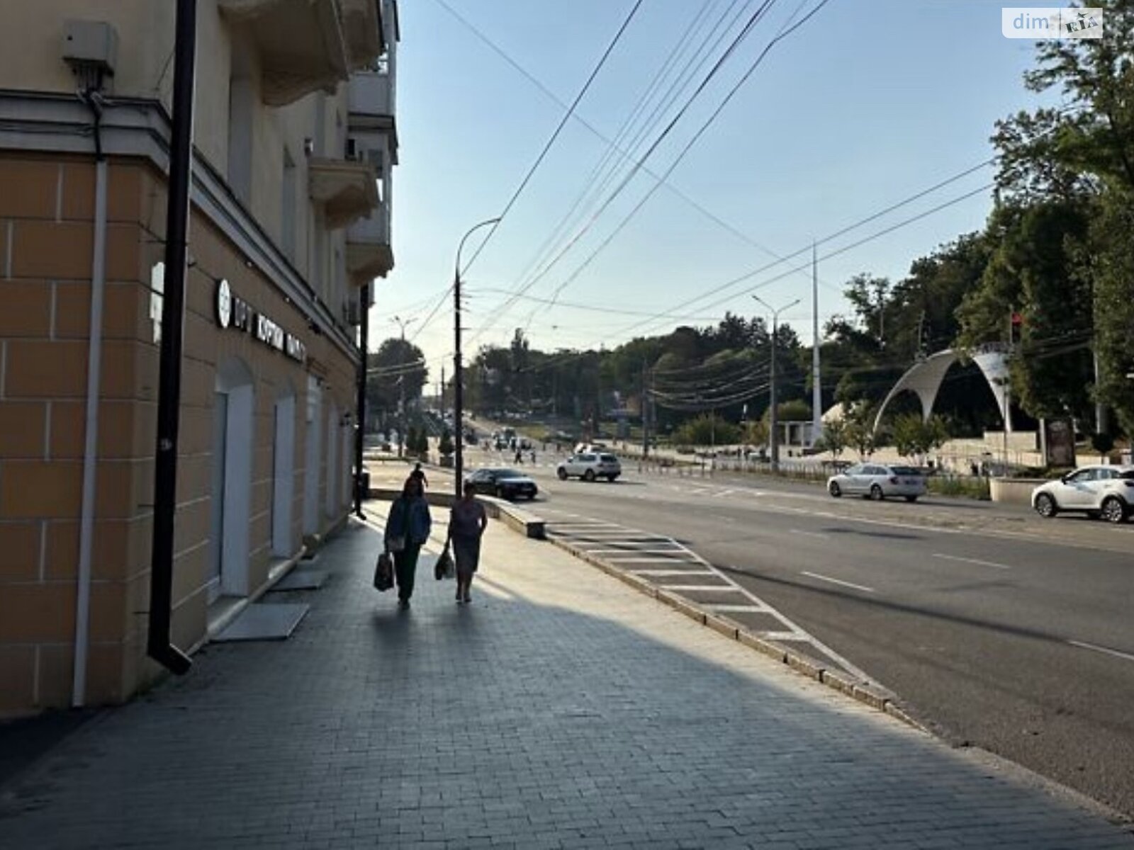 трехкомнатная квартира в Виннице, район Центр, на ул. Соборная 101 в аренду на долгий срок помесячно фото 1