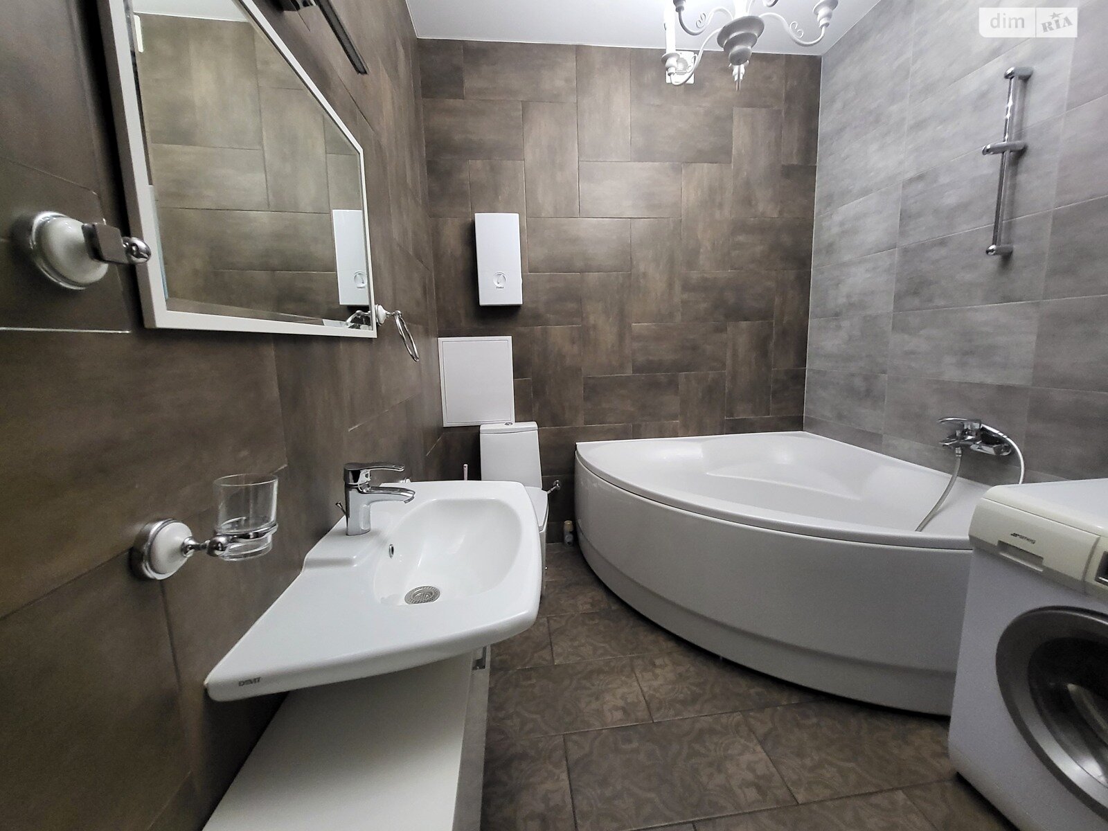 чотирикімнатна квартира в Вінниці, район Центр, на вул. Степана Бандери в довготривалу оренду помісячно фото 1