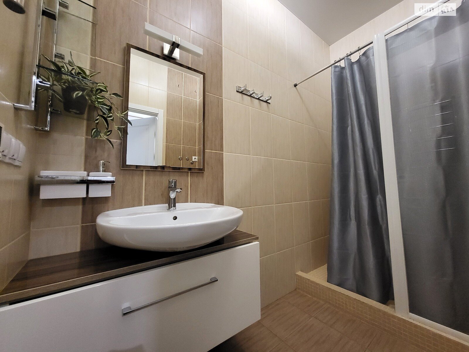 чотирикімнатна квартира в Вінниці, район Центр, на вул. Степана Бандери в довготривалу оренду помісячно фото 1