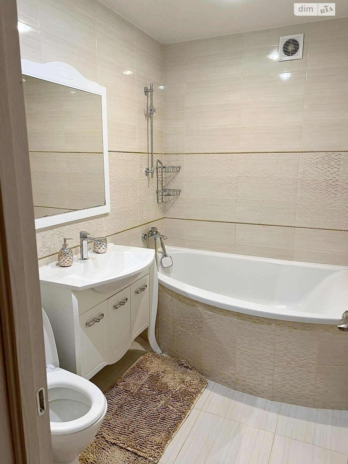 трехкомнатная квартира в Виннице, район Центр, на ул. Степана Бандеры в аренду на долгий срок помесячно фото 1