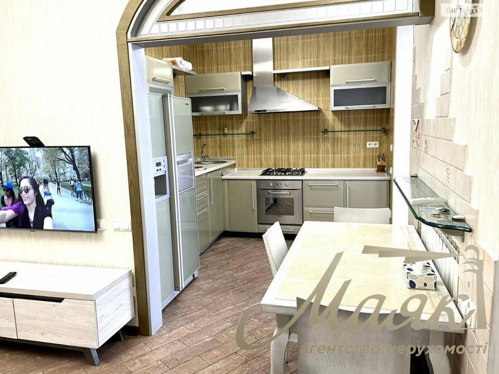 трехкомнатная квартира в Запорожье, район Александровский (Жовтневый), на ул. Почтовая в аренду на долгий срок помесячно фото 1 трехкомнатная квартира в Запорожье, район Александровский (Жовтневый), на ул. Почтовая в аренду на долгий срок помесячно фото 1